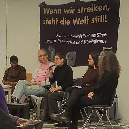 Ein Foto vom Panel der Diskussion über 