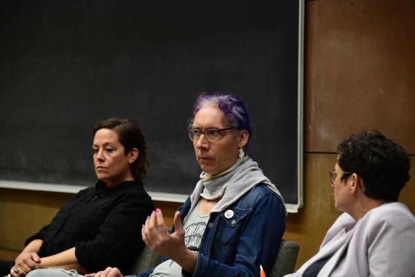 Ein Foto von der Paneldiskussion Feminism WTF. Links im Bild ist die Regisseurin Katharina Mückstein zu sehen, in der Mitte ich, und rechts die Moderation